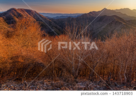 從精進湖全景台上看到的日出時的御坂山脈。 從精進湖全景台上看到的日出時的御坂山脈。 143718903