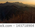 從精進湖全景台上看到的日出時的御坂山脈。 143718904