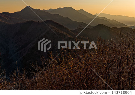 從精進湖全景台上看到的日出時的御坂山脈。 從精進湖全景台上看到的日出時的御坂山脈。 143718904