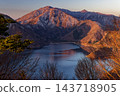 從精進湖觀景台上看到的劍梨山和本棲湖的日出。 143718905