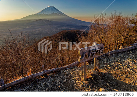 從Shoji湖看見的早晨富士山，全景立場 143718906