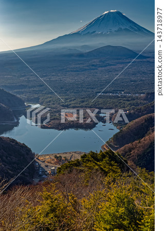 清晨從莊司峠看到的富士山和莊司湖。 清晨從莊司峠看到的富士山和莊司湖。 143718977