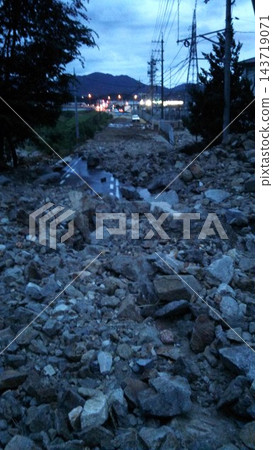 由於暴雨破壞，山路被岩石和泥漿覆蓋。 143719071