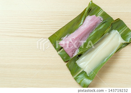 A bird's-eye view of the white and purple mochi of ginger lily leaves and the surrounding negative space. A bird's-eye view of the white and purple mochi of ginger lily leaves and the surrounding negative space. 143719232