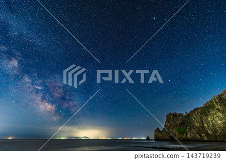 星空下的雷布卡海岸:繁星點點的夜空和地平線構成了一幅夢幻般的景象。 星空下的雷布卡海岸:繁星點點的夜空和地平線構成了一幅夢幻般的景象。 143719239