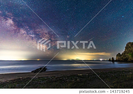 壯麗的銀河橫跨北海道豐浦町的禮文花海灘,與繁星點點的夜空交相輝映。 壯麗的銀河橫跨北海道豐浦町的禮文花海灘,與繁星點點的夜空交相輝映。 143719245