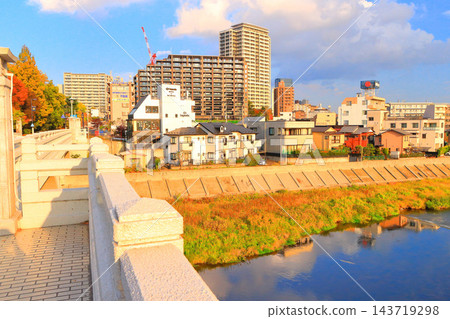 從大橋上可以看到正在興建中的高層公寓大樓和廣瀨川。 從大橋上可以看到正在興建中的高層公寓大樓和廣瀨川。 143719298
