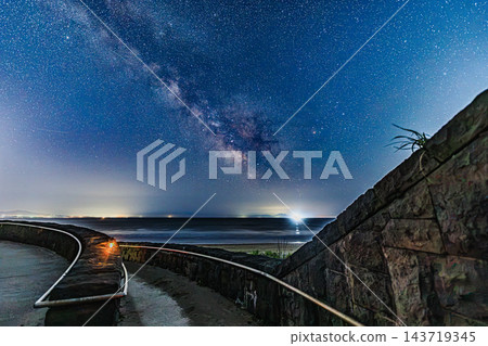 燈籠的光芒召喚著你前往雷邦卡海灘，欣賞璀璨的星空，壯麗的銀河橫跨天際。 143719345
