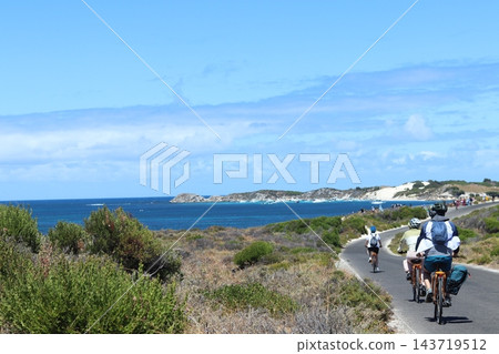 陽光明媚的一天,沿著海岸公路騎行。 陽光明媚的一天,沿著海岸公路騎行。 143719512