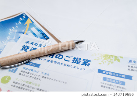 資產管理文件和筆 143719696