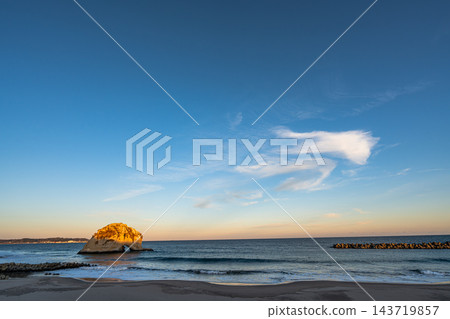 從海岸眺望日落的天空 從海岸眺望日落的天空 143719857