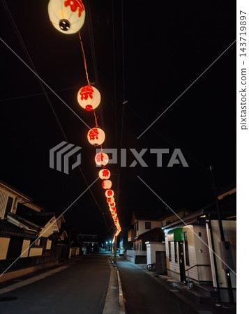 秋節燈籠照亮夜空。 秋節燈籠照亮夜空。 143719897