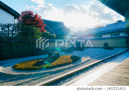 京都大德寺美麗庭園中的秋葉 143721411