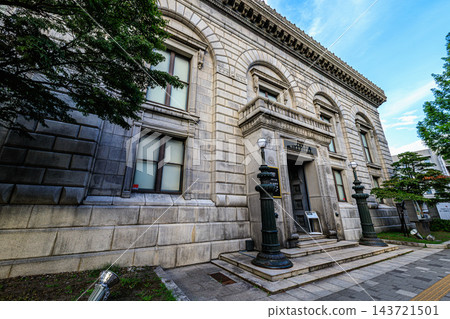 原三井銀行小樽分行:一座現代建築傑作,以其莊嚴的石頭外觀展現了小樽的繁榮。 原三井銀行小樽分行:一座現代建築傑作,以其莊嚴的石頭外觀展現了小樽的繁榮。 143721501