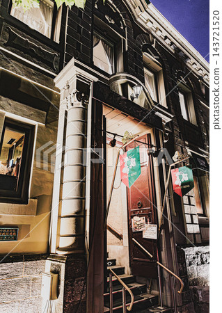 原始新潟銀行小樽分行(小樽藤蔓)是小樽市指定的歷史建築,現在被溫暖的燈光照亮。 原始新潟銀行小樽分行(小樽藤蔓)是小樽市指定的歷史建築,現在被溫暖的燈光照亮。 143721520