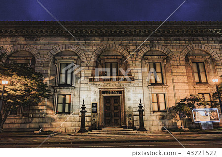 原三井銀行小樽分行是一座古典的歷史建築，由石頭建造而成，如今被夢幻般的燈光照亮。 143721522