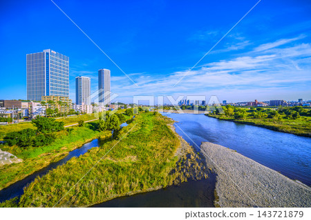 日本川崎市,10月17日。多摩川景色及武藏小杉站前的高層公寓大樓群 = 2026 日本川崎市,10月17日。多摩川景色及武藏小杉站前的高層公寓大樓群 = 2026 143721879