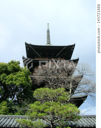 冬日的東寺五重塔，湛藍的天空。 143721888