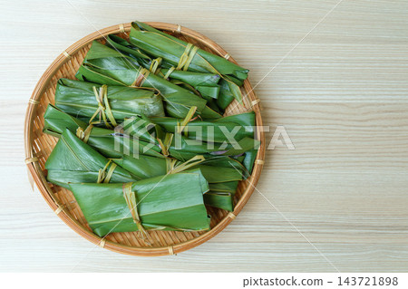 從正上方看，木紋左側放置一籃麻糬。 143721898