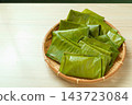八重山麻糬用香蕉葉包裹,盛放在竹籃中。 八重山麻糬用香蕉葉包裹,盛放在竹籃中。 143723084