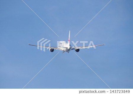 一架日本航空波音767客機正收起起落架，從出雲緣結機場起飛前往羽田機場：島根縣出雲市（晴） 143723849