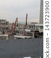 使用重型機械拆除一座歷史悠久的購物中心和建築群。 143723900