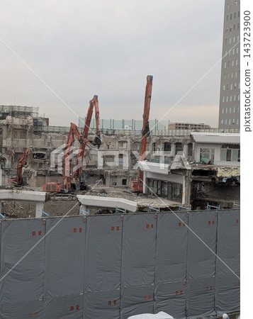 使用重型機械拆除一座歷史悠久的購物中心和建築群。 使用重型機械拆除一座歷史悠久的購物中心和建築群。 143723900