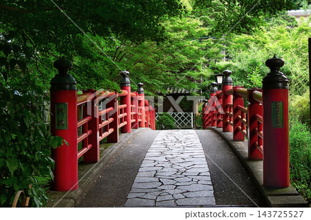 靜岡縣伊豆市修善寺溫泉,一座朱紅色的橋樑和一條鵝卵石小路,周圍綠樹環繞。 靜岡縣伊豆市修善寺溫泉,一座朱紅色的橋樑和一條鵝卵石小路,周圍綠樹環繞。 143725527