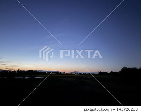 暮色籠罩下的天空和山脈輪廓。 143726218