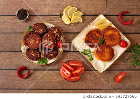 Homemade patties made from a variety of minced meats, seasoned with onion, tomato, lemon, garlic, and pepper , recipe for appetizing schnitzels and beefsteaks, banner for fastfood establishment. 143727566