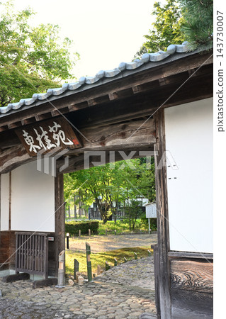 The entrance and gate of the Watanabe Residence and Higashi Katsura Garden (Sekikawa Village, Niigata Prefecture) The entrance and gate of the Watanabe Residence and Higashi Katsura Garden (Sekikawa Village, Niigata Prefecture) 143730007