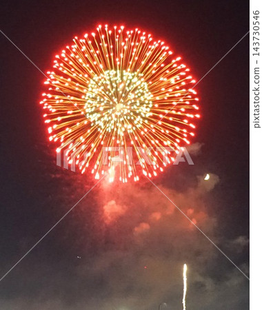 紅色的煙火和月亮 紅色的煙火和月亮 143730546