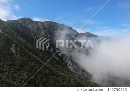 鳥取縣的大山是日本百名山之一，從彌山上可以欣賞到被稱為“大山北坡”的白色懸崖的壯觀景色，以及天狗峰和劍峰的壯麗景色。 143730613
