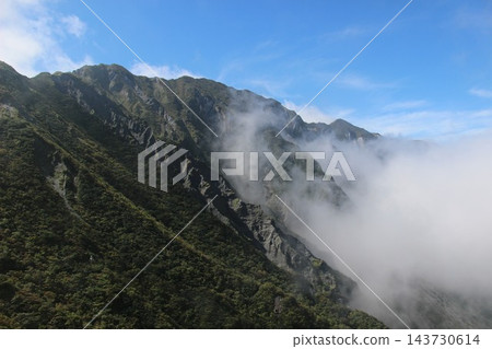 鳥取縣的大山是日本百名山之一,從彌山上可以欣賞到被稱為“大山北坡”的白色懸崖的壯觀景色,以及天狗峰和劍峰的壯麗景色。 鳥取縣的大山是日本百名山之一,從彌山上可以欣賞到被稱為“大山北坡”的白色懸崖的壯觀景色,以及天狗峰和劍峰的壯麗景色。 143730614