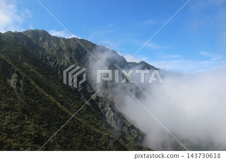 鳥取縣的大山是日本百名山之一,從彌山上可以欣賞到被稱為“大山北坡”的白色懸崖的壯觀景色,以及天狗峰和劍峰的壯麗景色。 鳥取縣的大山是日本百名山之一,從彌山上可以欣賞到被稱為“大山北坡”的白色懸崖的壯觀景色,以及天狗峰和劍峰的壯麗景色。 143730618