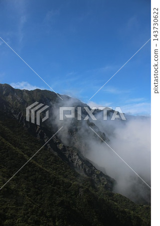 鳥取縣的大山是日本百名山之一,從彌山上可以欣賞到被稱為“大山北坡”的白色懸崖的壯觀景色,以及天狗峰和劍峰的壯麗景色。 鳥取縣的大山是日本百名山之一,從彌山上可以欣賞到被稱為“大山北坡”的白色懸崖的壯觀景色,以及天狗峰和劍峰的壯麗景色。 143730622