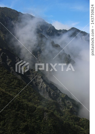 鳥取縣的大山是日本百名山之一,從彌山上可以欣賞到被稱為“大山北坡”的白色懸崖的壯觀景色,以及天狗峰和劍峰的壯麗景色。 鳥取縣的大山是日本百名山之一,從彌山上可以欣賞到被稱為“大山北坡”的白色懸崖的壯觀景色,以及天狗峰和劍峰的壯麗景色。 143730624