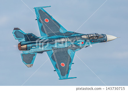一架日本航空自衛隊F-2戰機,身穿海洋迷彩塗裝,在藍天下飛行。 一架日本航空自衛隊F-2戰機,身穿海洋迷彩塗裝,在藍天下飛行。 143730715