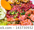 一盤新鮮的生肉，用於製作日式烤肉（yakiniku），配上蔬菜和白芝麻。 143730932