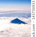 一張美麗的空拍照片，展現了富士山雄偉地聳立在雲海之上。 143730933