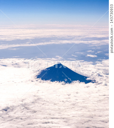 一張美麗的空拍照片,展現了富士山雄偉地聳立在雲海之上。 一張美麗的空拍照片,展現了富士山雄偉地聳立在雲海之上。 143730933