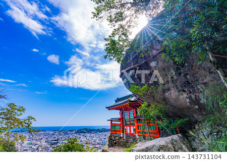 【和歌山縣】上倉神社正殿矗立在聖石旁。 【和歌山縣】上倉神社正殿矗立在聖石旁。 143731104