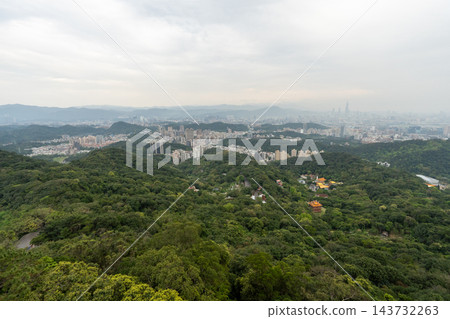 碧山岩街通聖王廟,台北湖區的一處風景名勝及寺廟。 碧山岩街通聖王廟,台北湖區的一處風景名勝及寺廟。 143732263