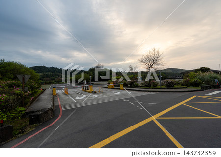 陽明山國家公園七星山健行步道上的階梯與蔚藍的天空 陽明山國家公園七星山健行步道上的階梯與蔚藍的天空 143732359