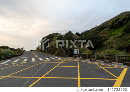 陽明山國家公園七星山健行步道上的階梯與蔚藍的天空 陽明山國家公園七星山健行步道上的階梯與蔚藍的天空 143732360