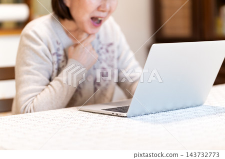 中老年女性看到客廳有電腦會感到驚訝。 143732773
