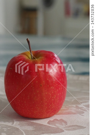 新鮮、鮮紅、成熟的蘋果 新鮮、鮮紅、成熟的蘋果 143732836