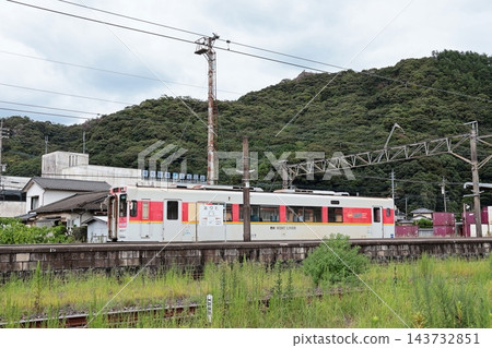 一列松浦鐵道西九州線列車從有田站出發。 143732851