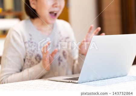 中老年女性看到客廳有電腦會感到驚訝。 143732864