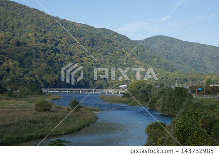 從大井川眺望渡月橋和嵐山山脈 1 從大井川眺望渡月橋和嵐山山脈 1 143732985